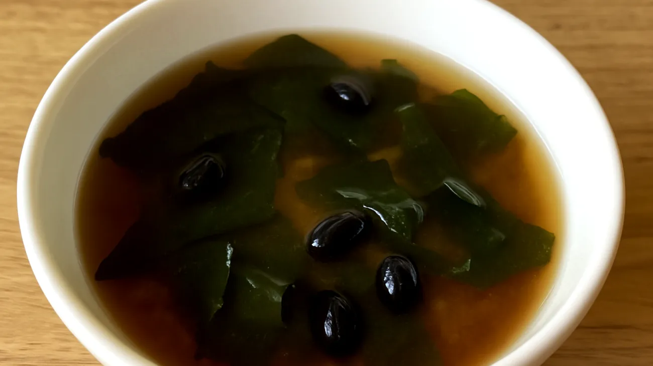 Miso-Suppe mit Algen und fermentierten Schwarzbohnen"
