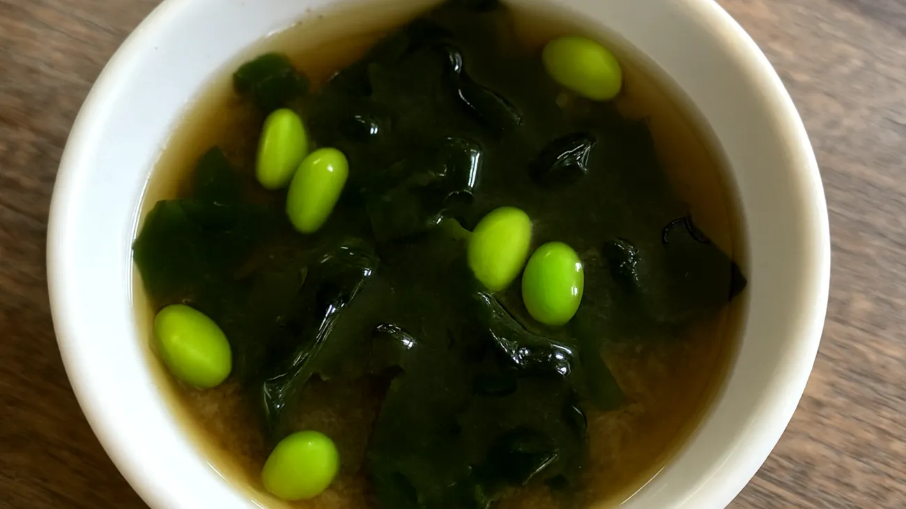 Miso-Suppe mit Wakame-Algen und Edamame"