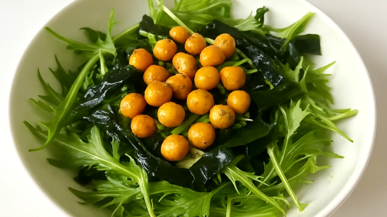 Mizuna-Salat mit gerösteten Kichererbsen und Wakame-Algen"